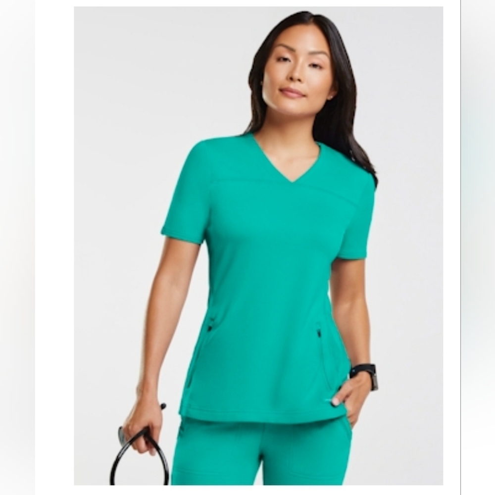 2-pocket side rib scrub top